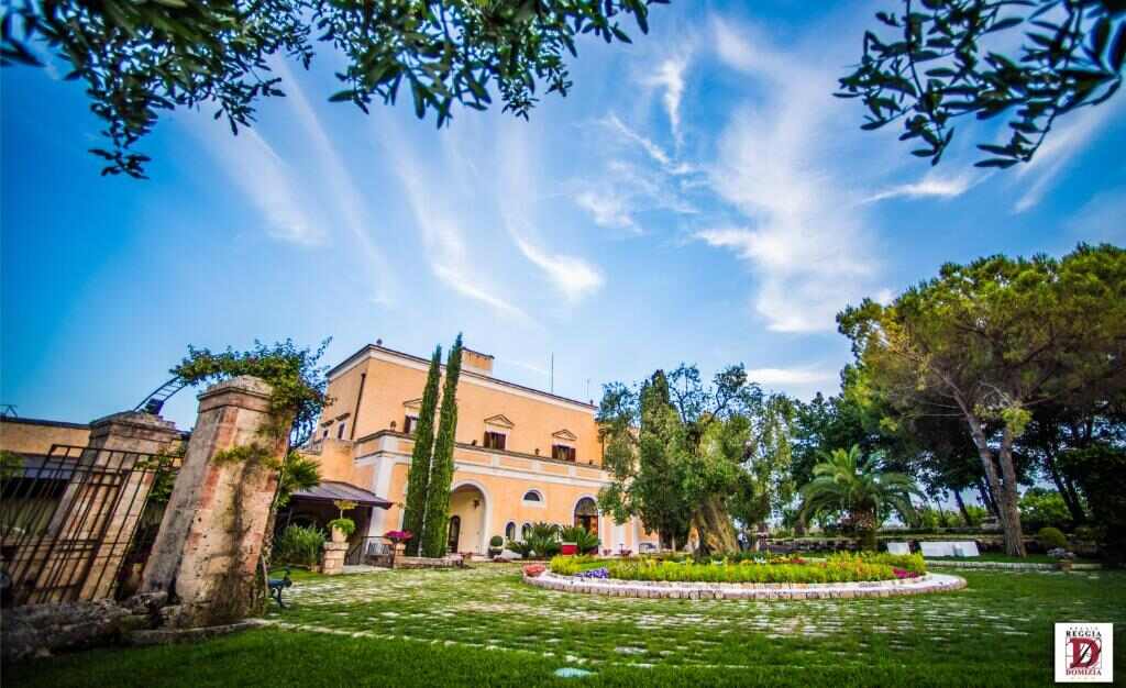 Relais Reggia Domizia, storica masseria con giardino a Manduria, Puglia