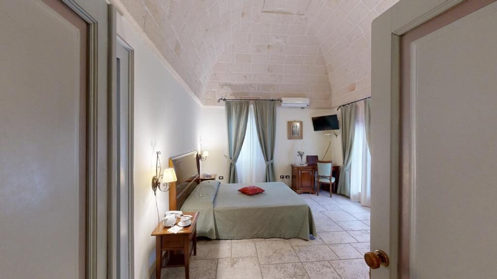 Interni delle camere del Relais Reggia Domizia 1